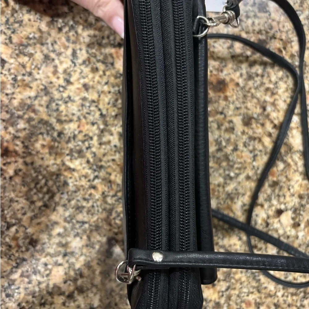 Wilsons Leather Elegant Black Crossbody Bag - Picture 2 of 16